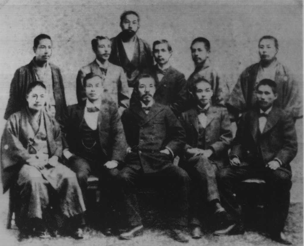 1898年兴中会会长杨衢云等人于日本的合照。前排左起︰安永东之助、杨衢云、平山周、末永节、内田良平；后排左起︰可儿长一、小山雄太郎、宫崎寅藏、孙中山（秘书）、清藤幸七郎、大原义刚。